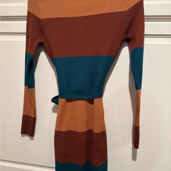 Colorblock Wrap Dress - Picture 2 of 3